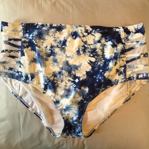 TORRID blue tie-dye swim bottom size 3